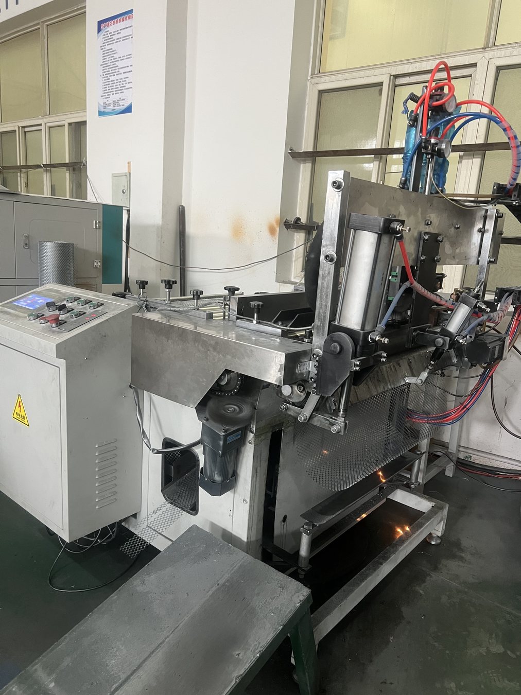 Metal mesh processing equipment in Jinguan factory